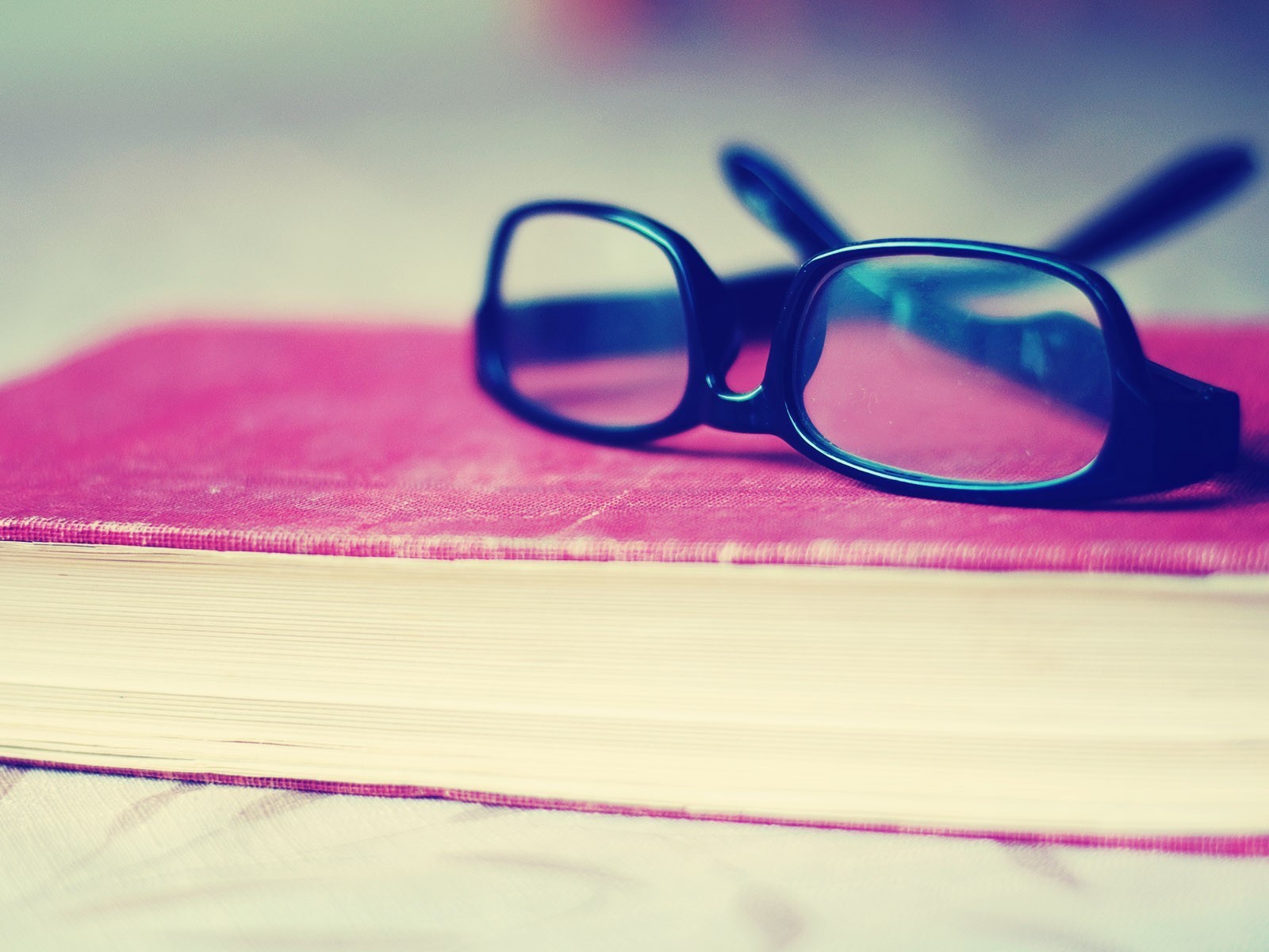 Очки на розовой книге