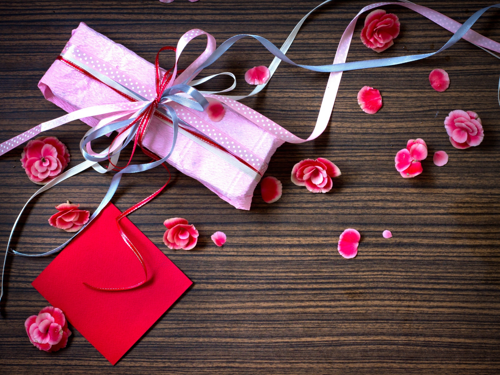 Праздничный подарок в бумаге