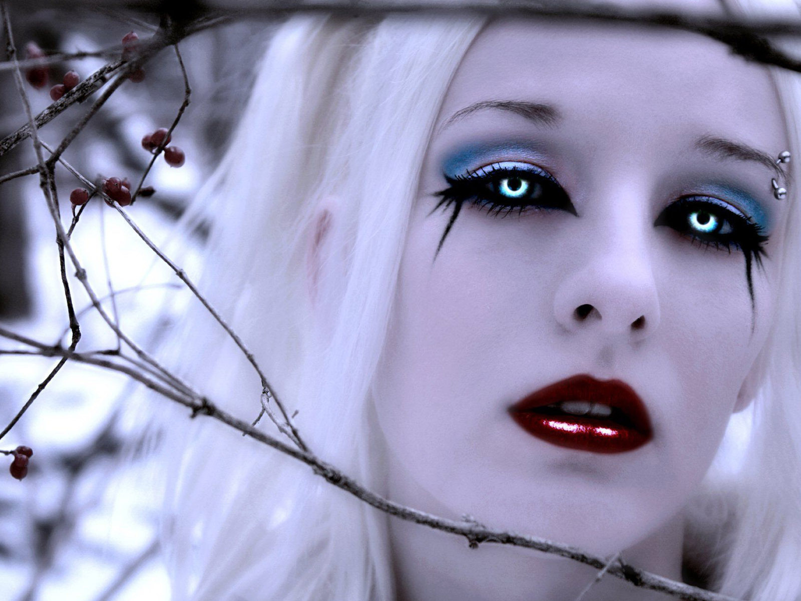 Блондинка девушка вампир