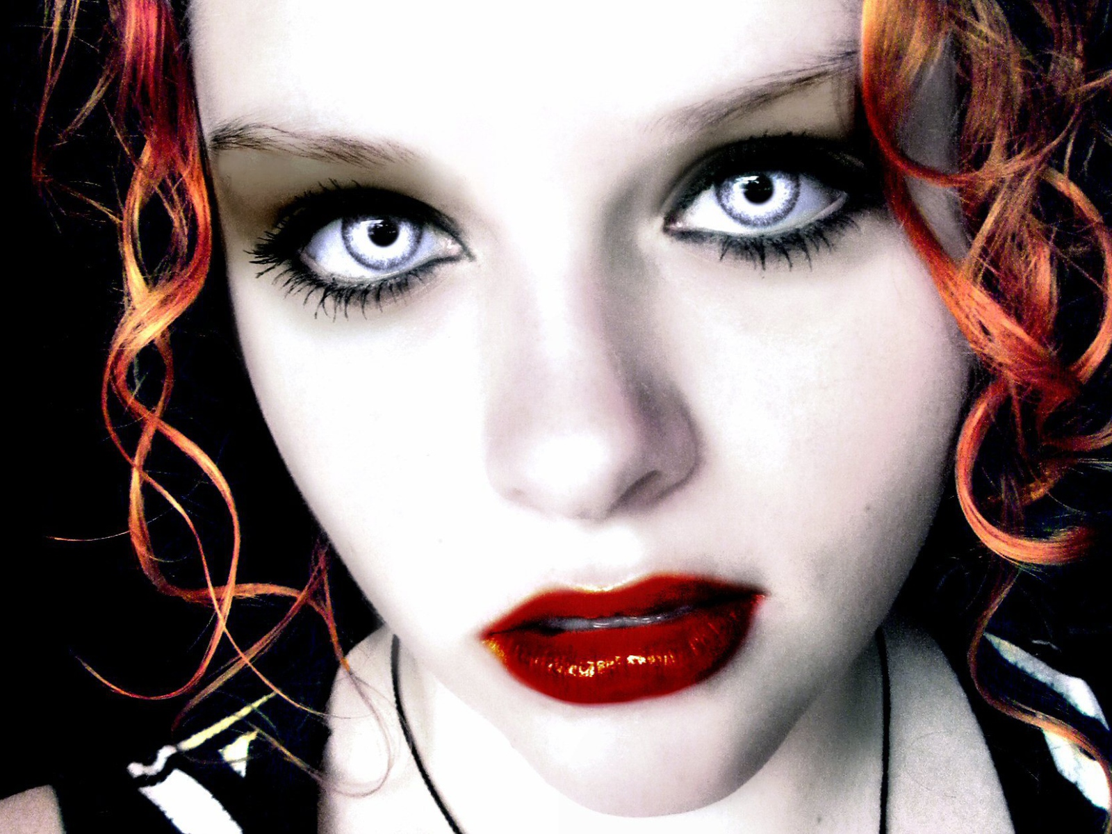 Грустная девушка вампир