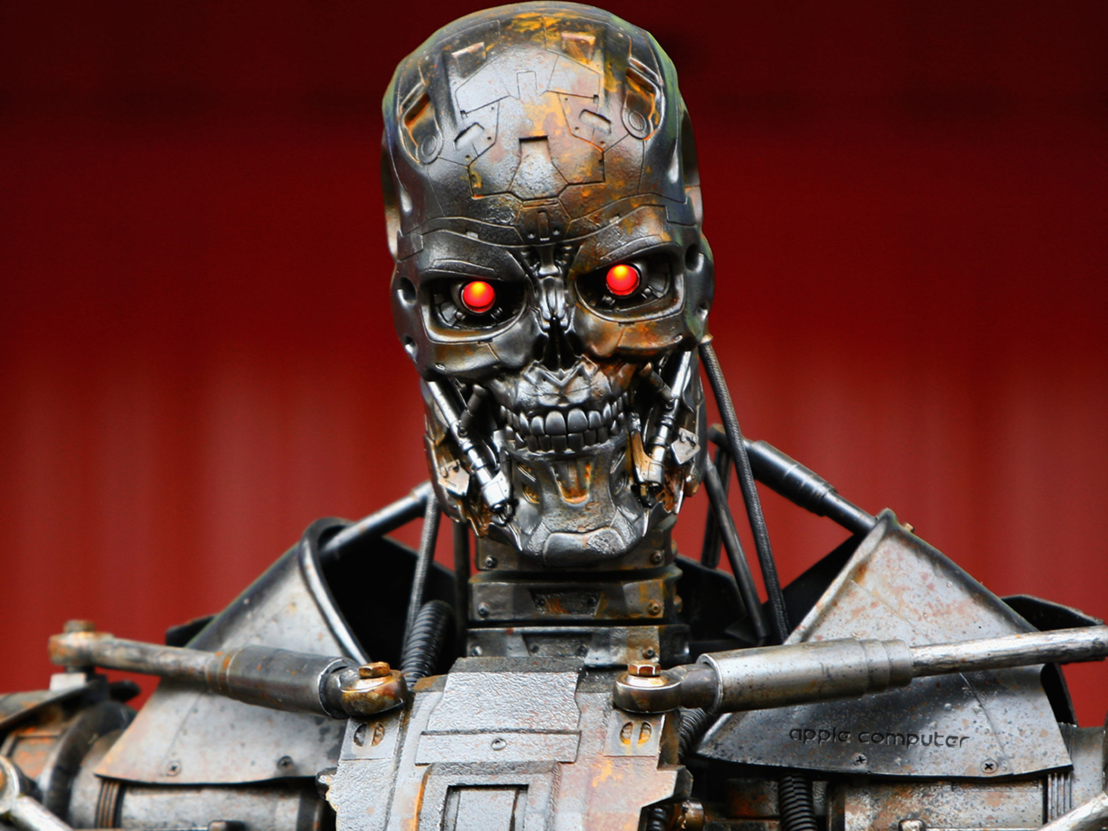 Терминатор на красном фоне