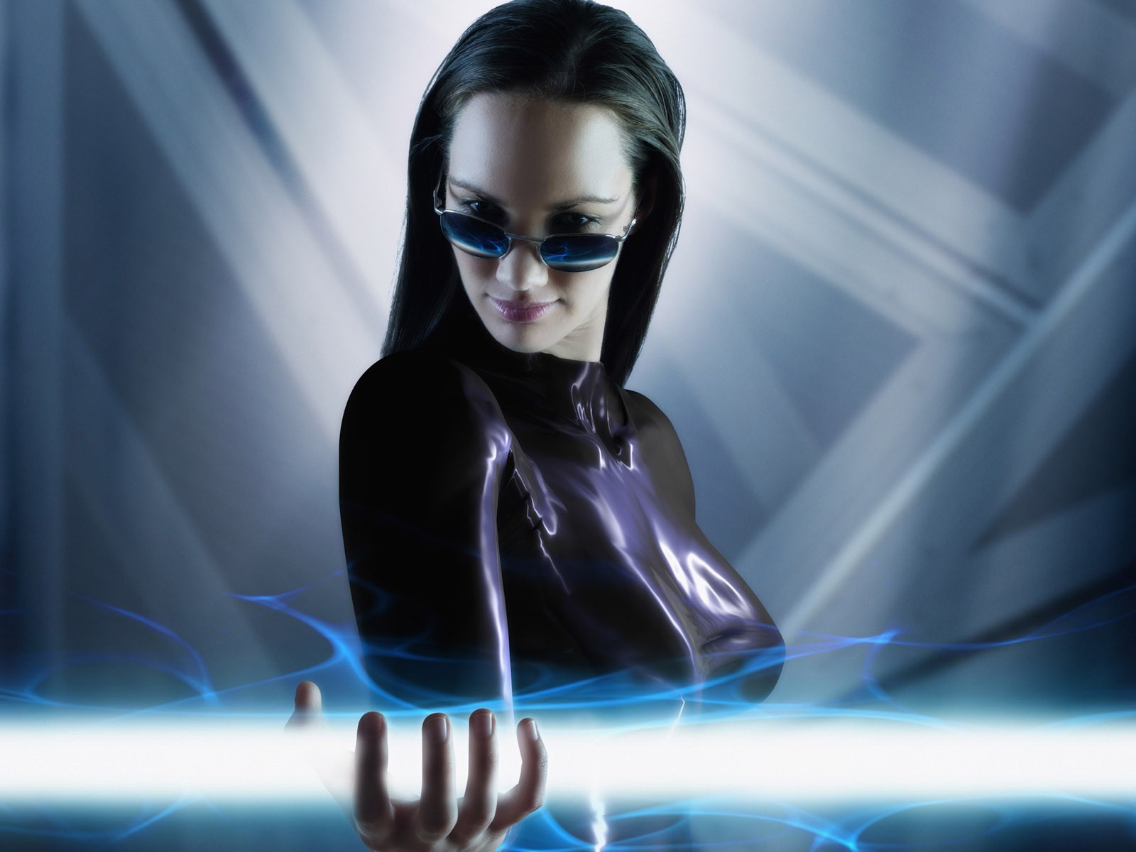 Женщина держит луч света