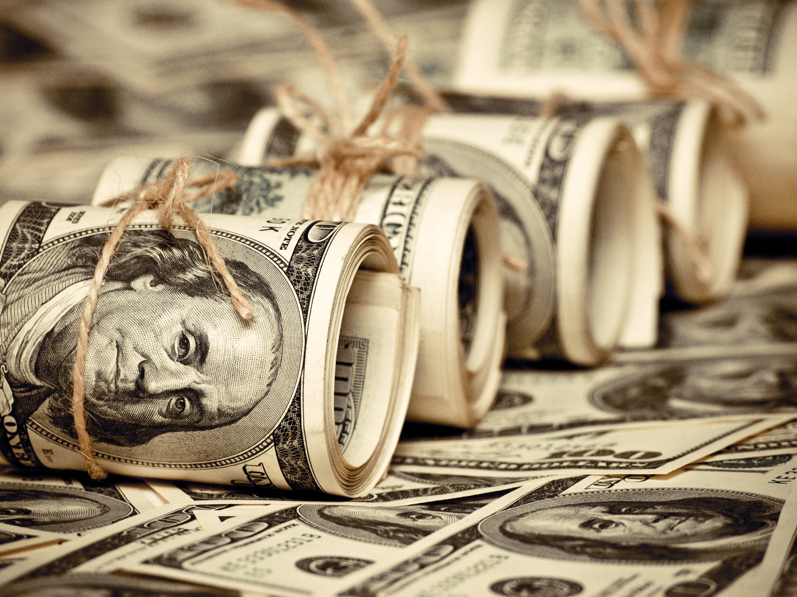 Доллары в трубочках