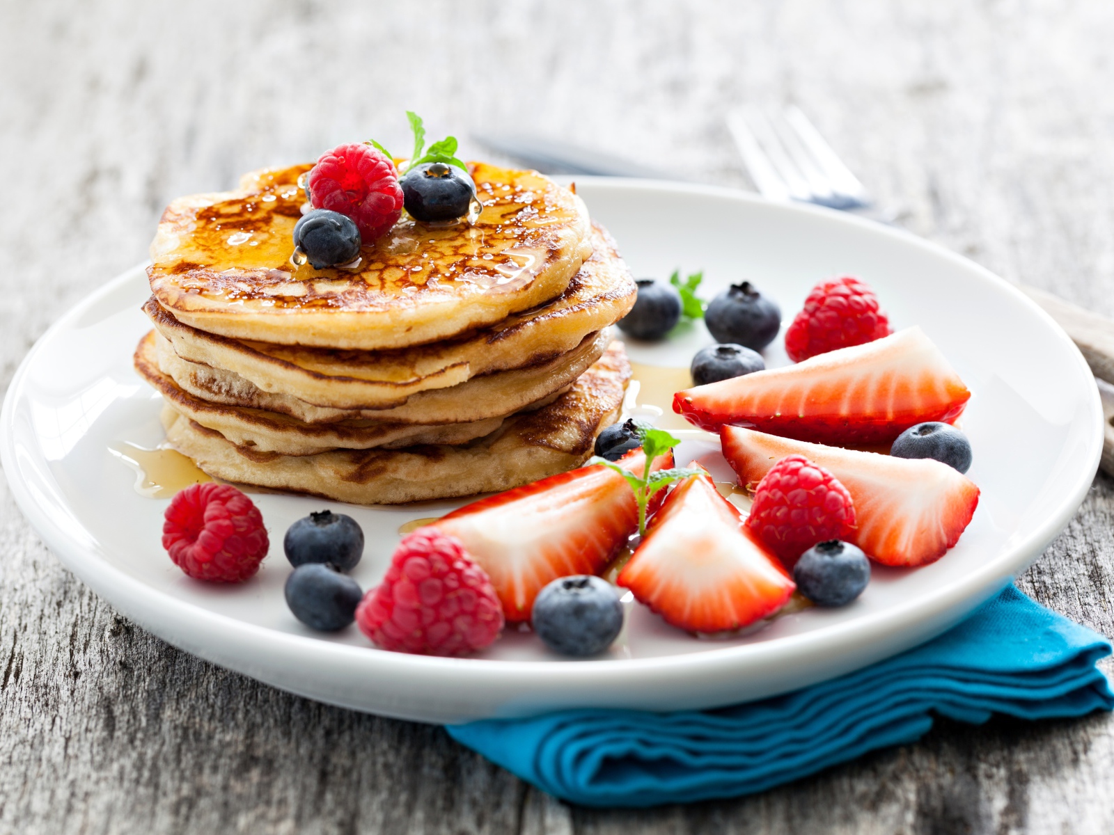 Оладьи с медом и ягодами