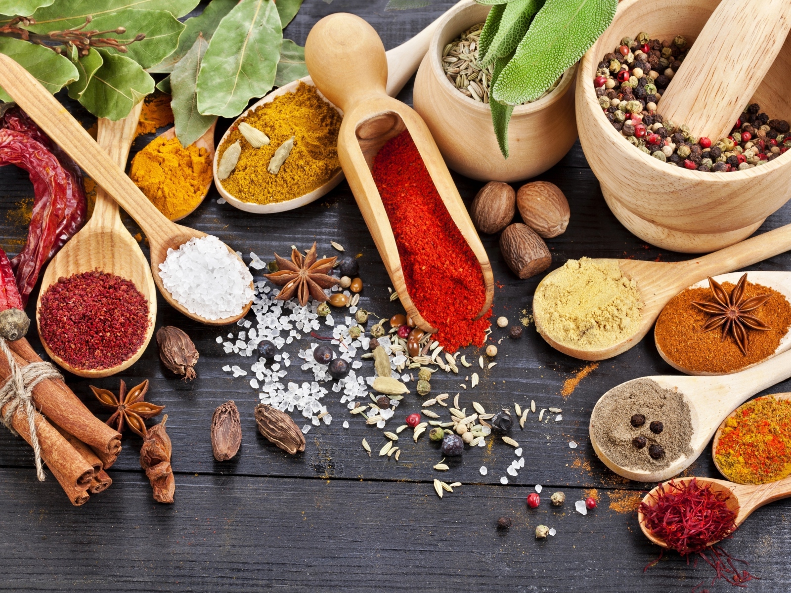 Приправы в деревянной посуде