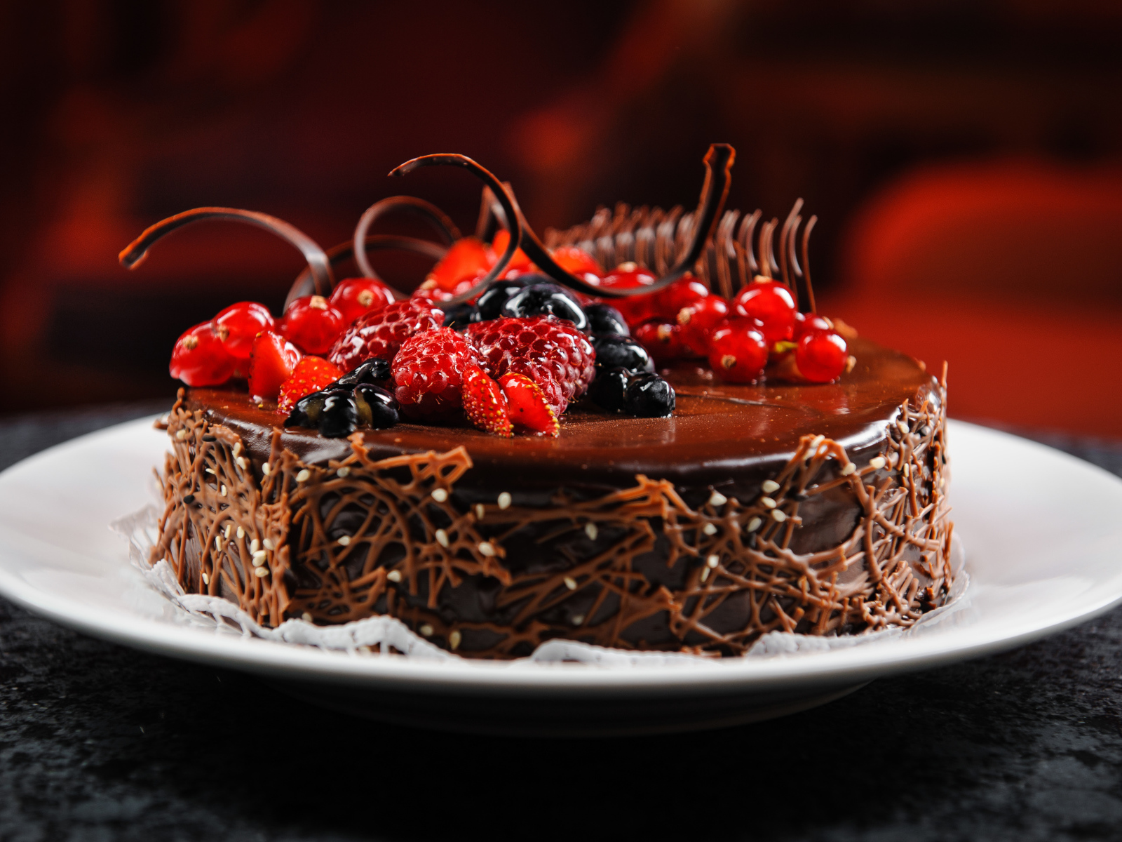 Шоколадный торт с ягодами
