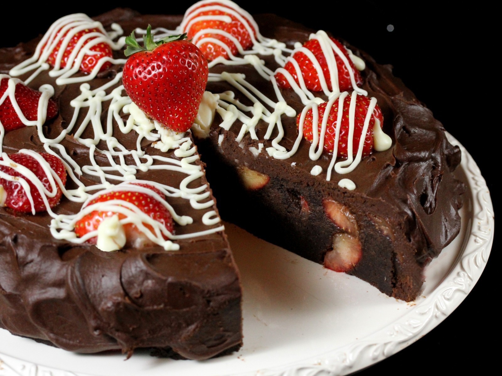 Шоколадный пирог с клубникой