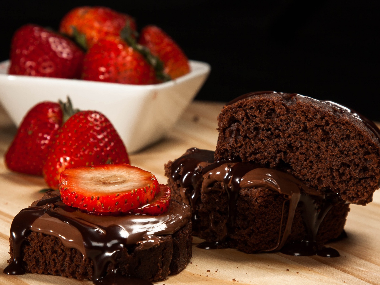 Шоколадный десерт с клубникой