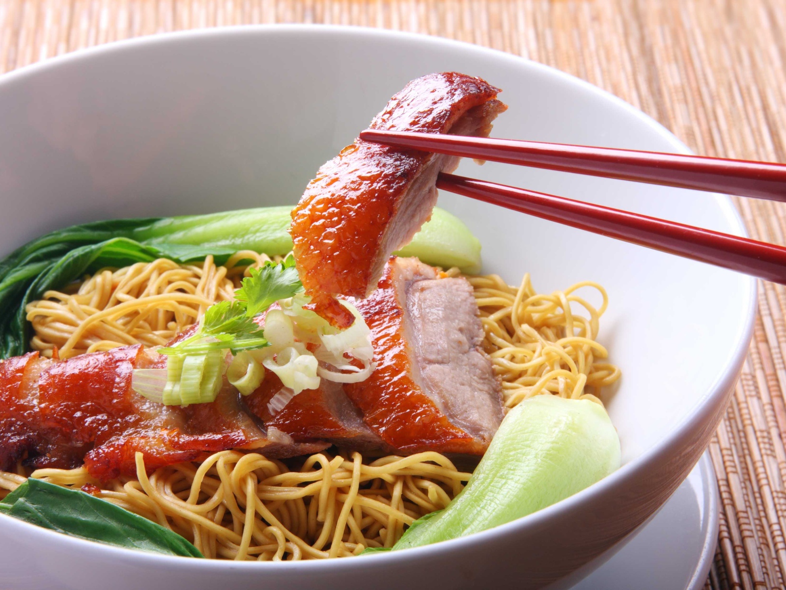 Чашка с лапшой и мясом