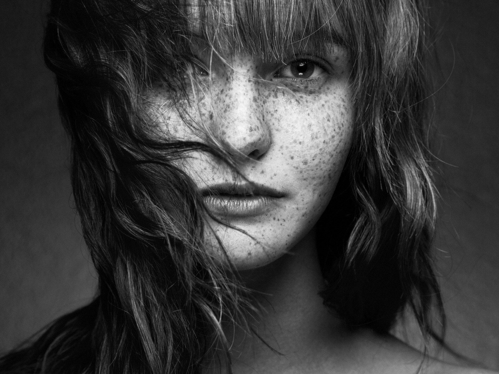 Черно белое фото девушки с веснушками