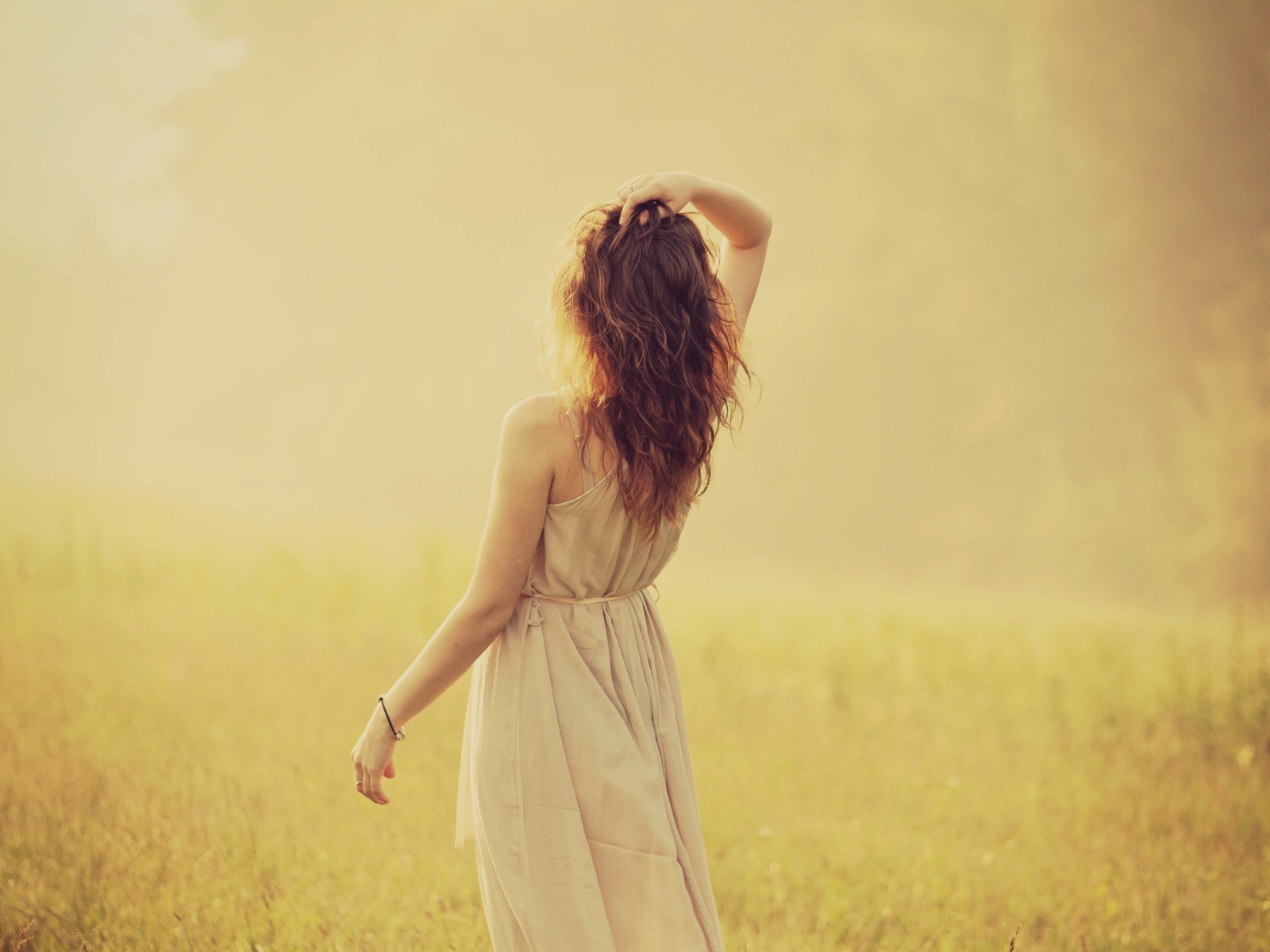 Девушка в льняном платье