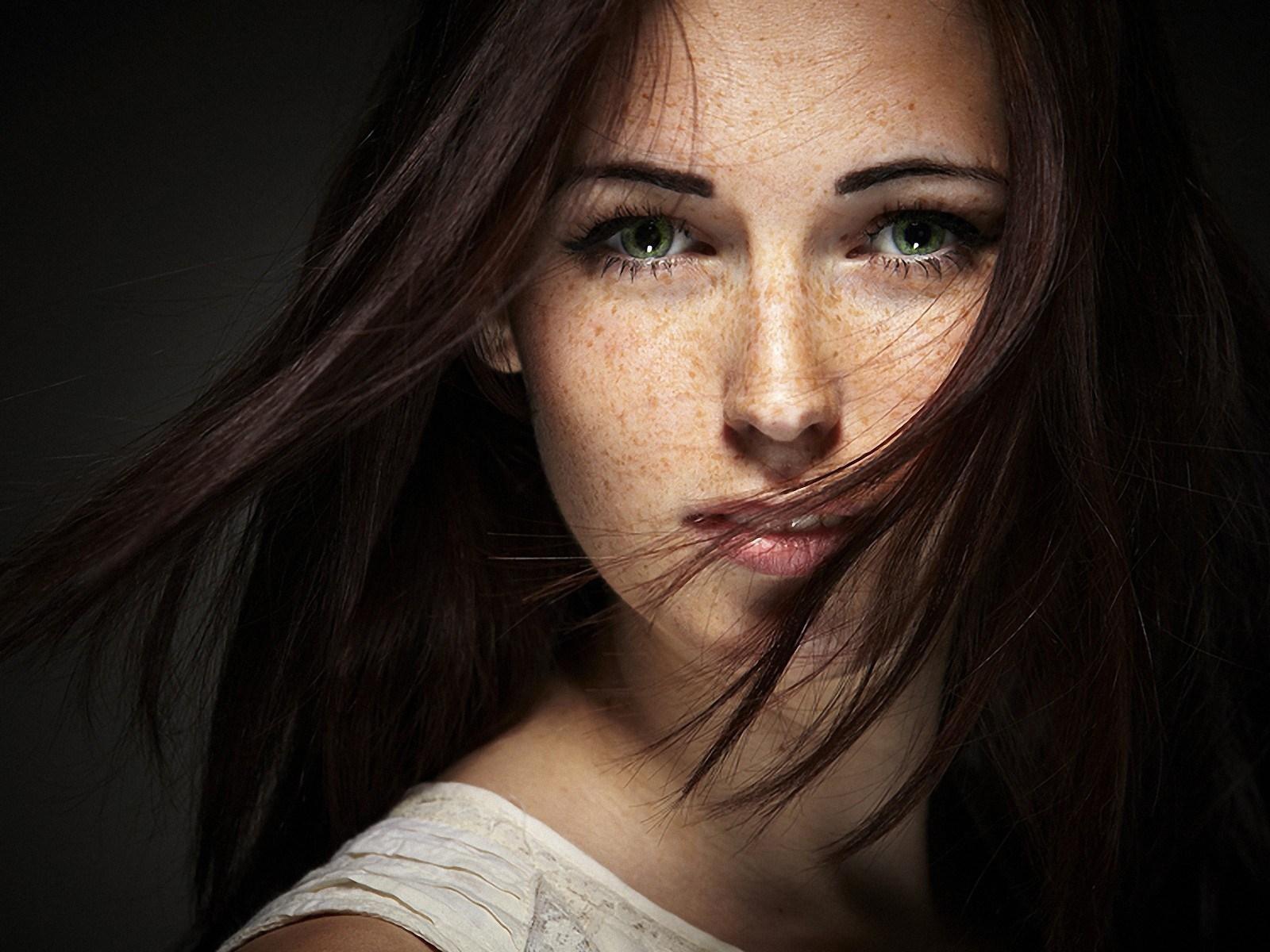 Девушка модель с веснушками