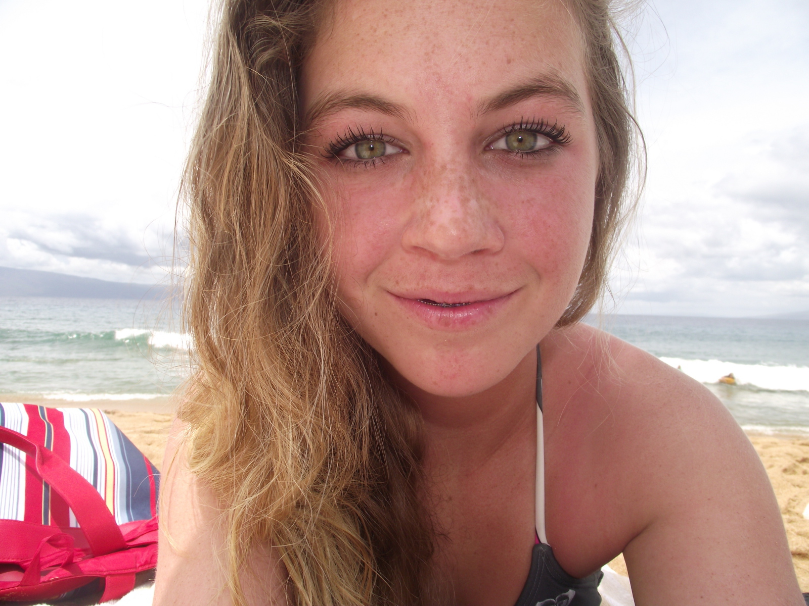 Девушка с веснушками на пляже