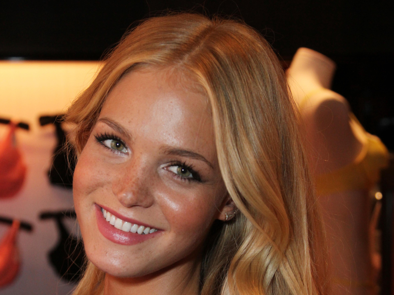 Девушка с веснушками улыбается