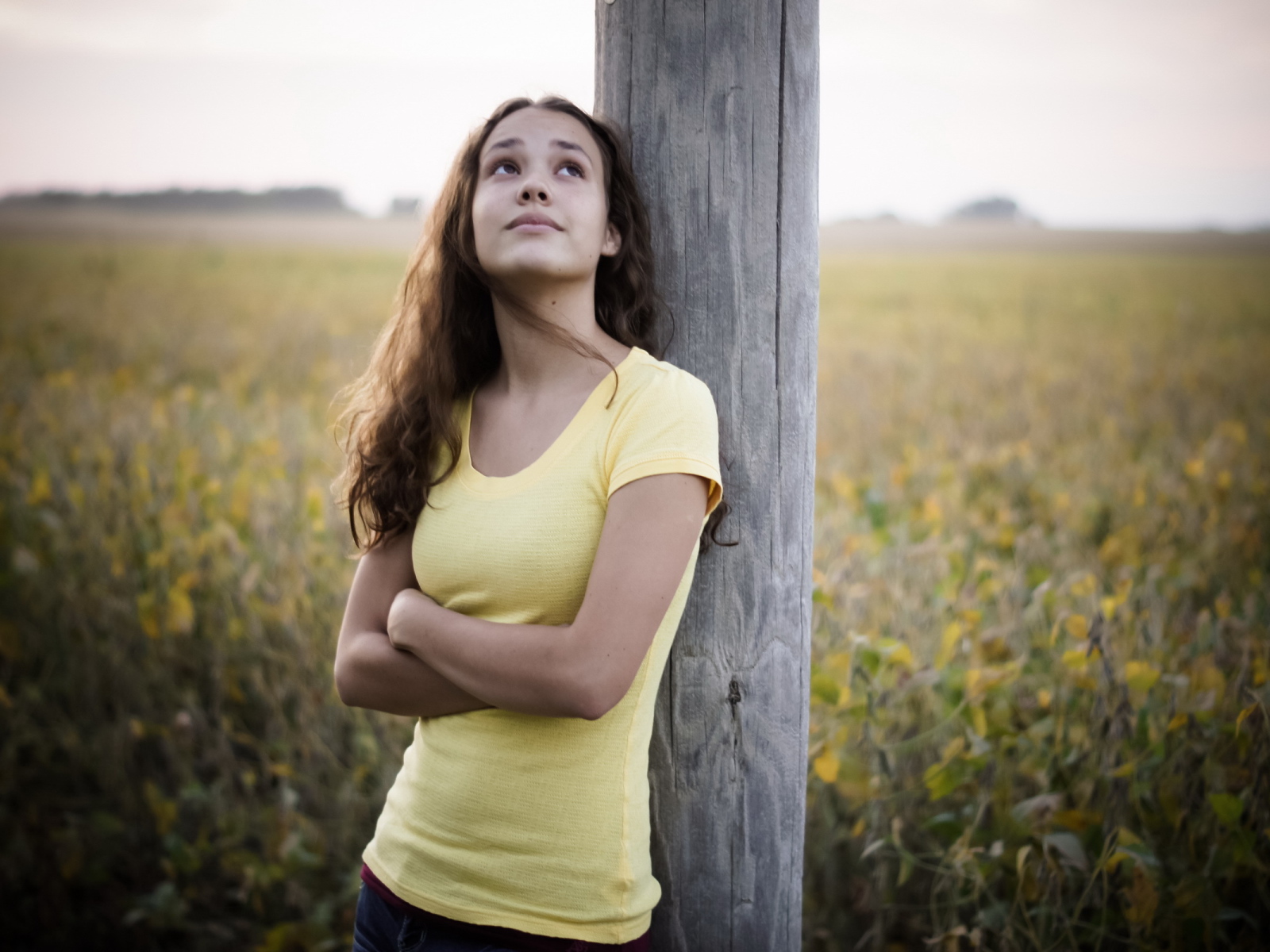 Девушка в желтой футболке