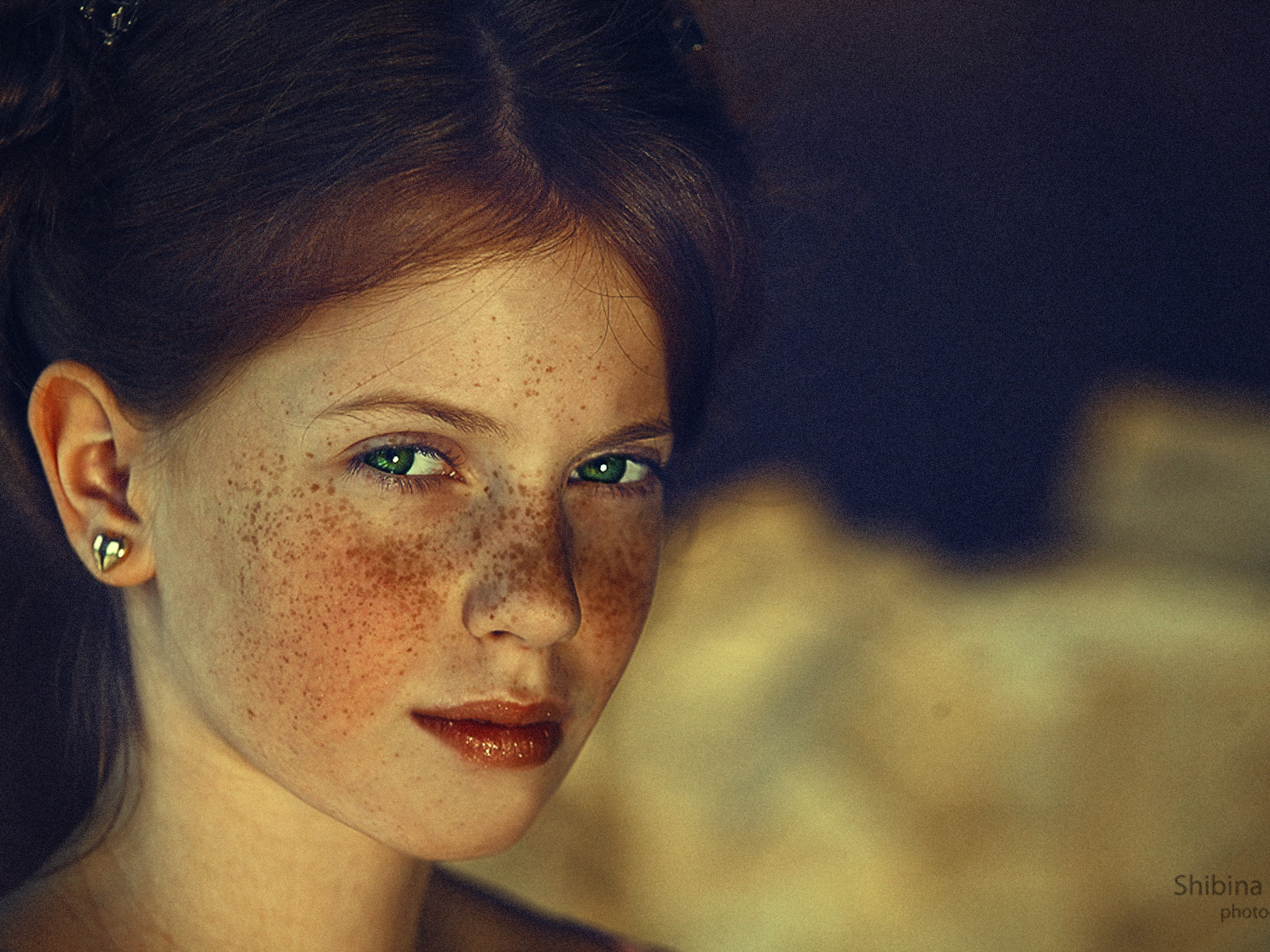 Зеленоглазая девушка с веснушками