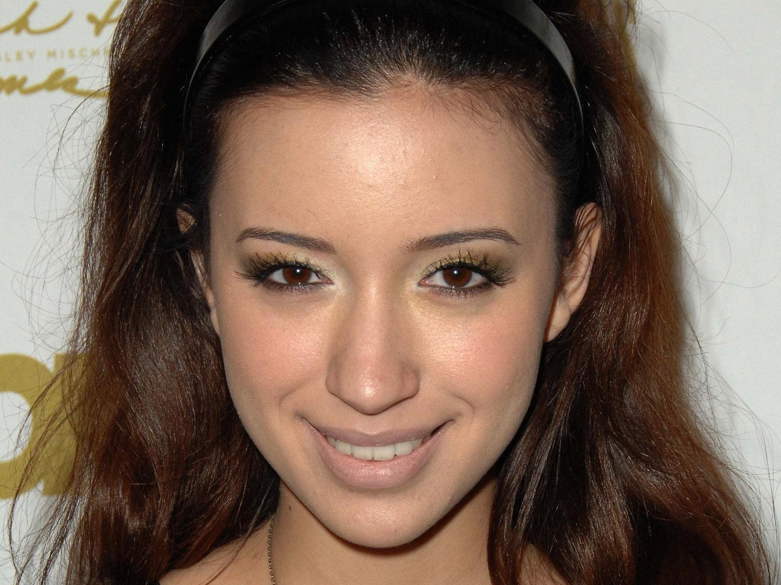 Очаровательная Кристиан Серратос