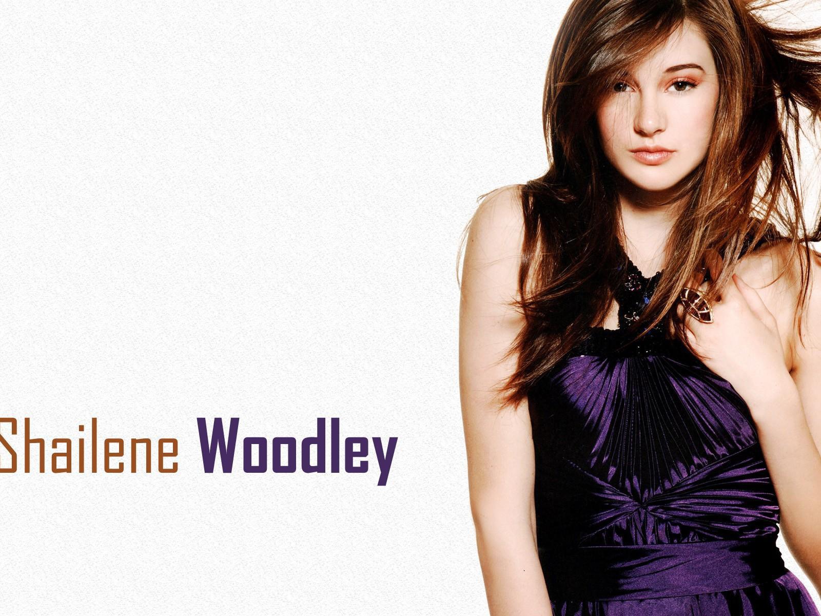 Кинозвезда Шейлин Вудли