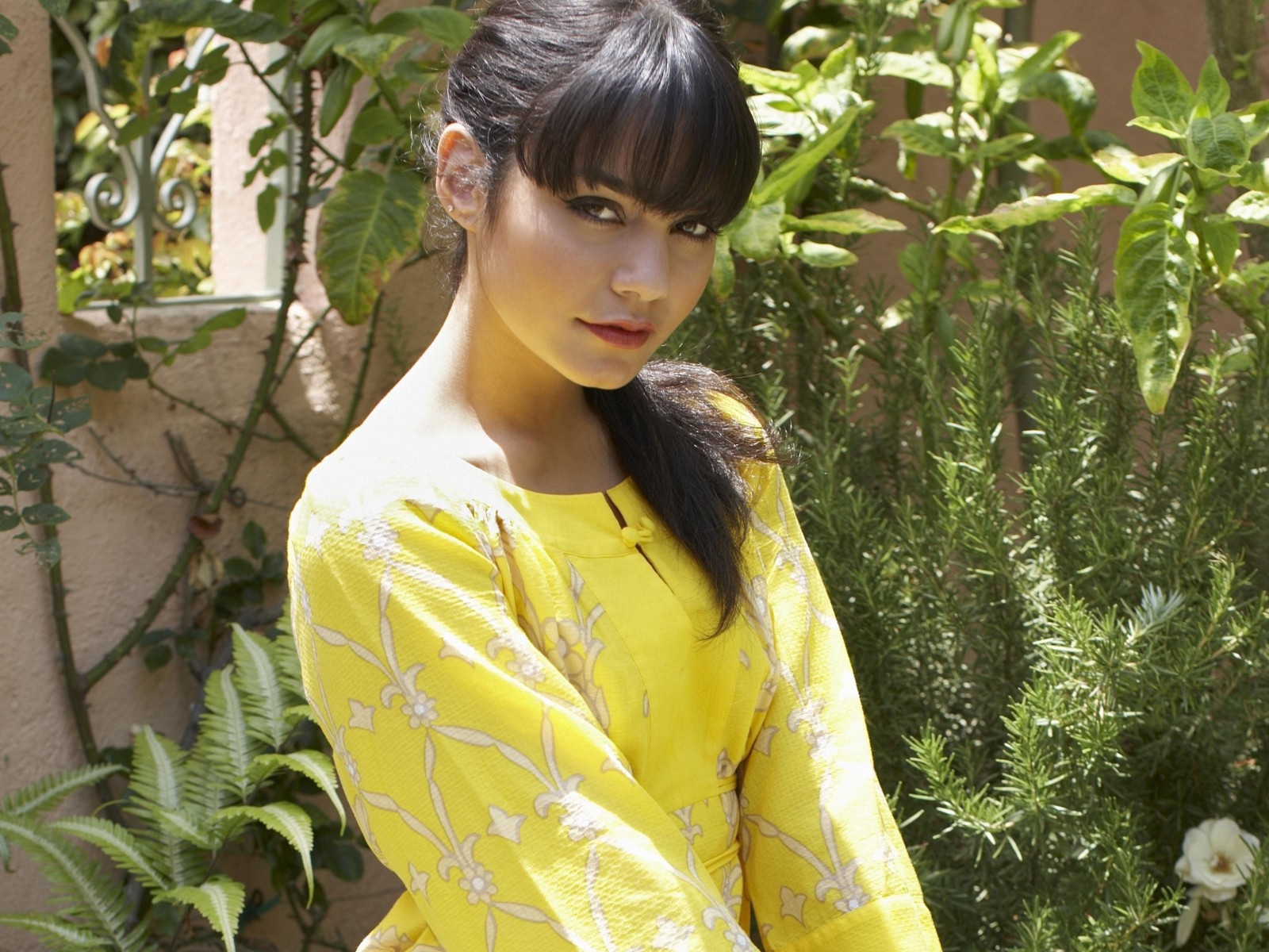 Актриса Ванесса в желтом платье