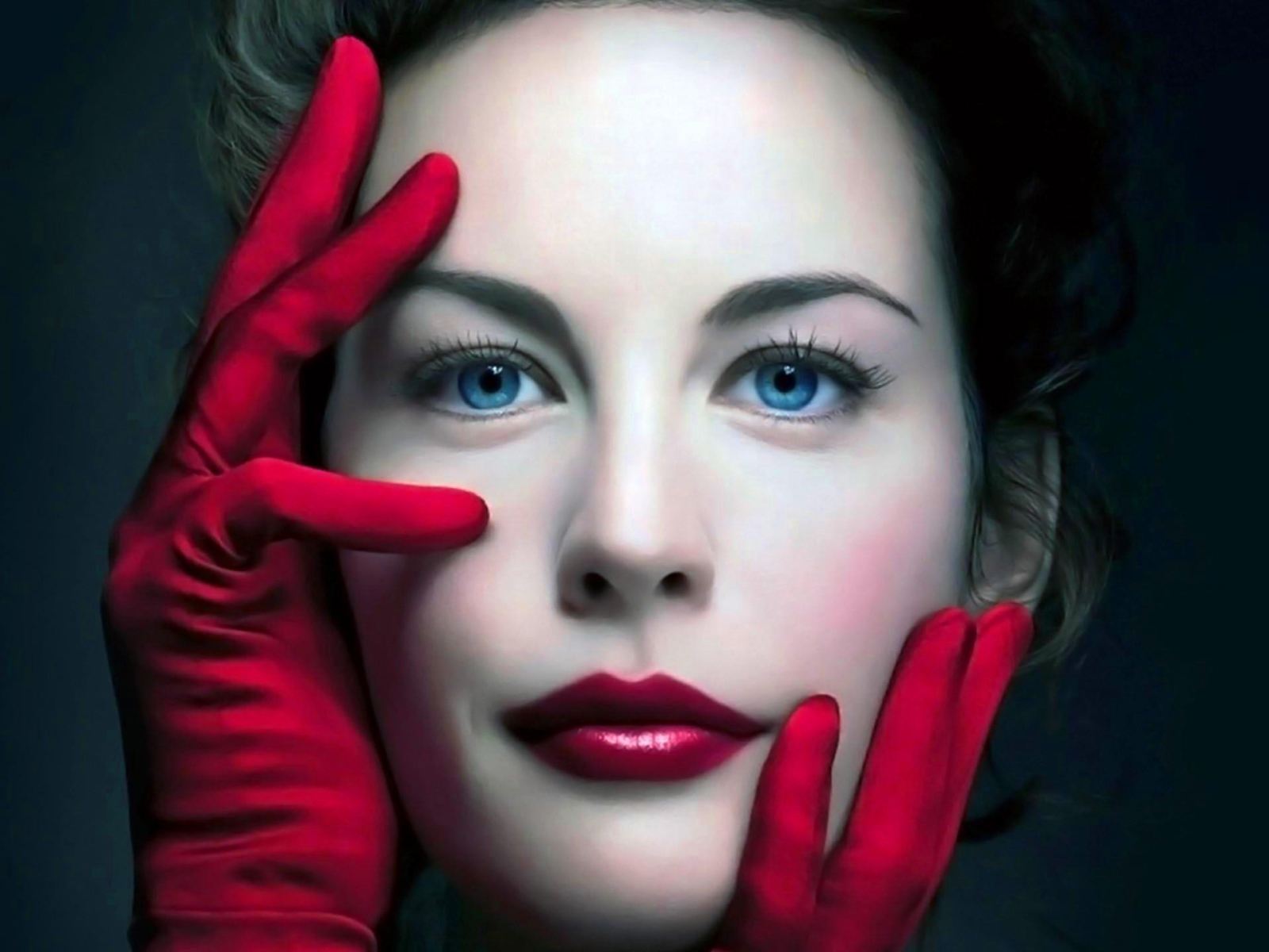 Актриса в красных перчатках