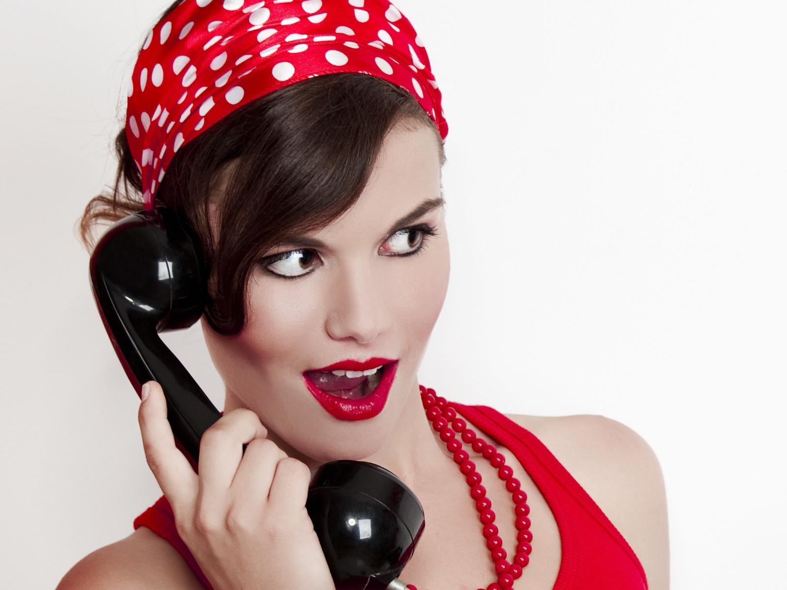 Брюнетка с телефоном