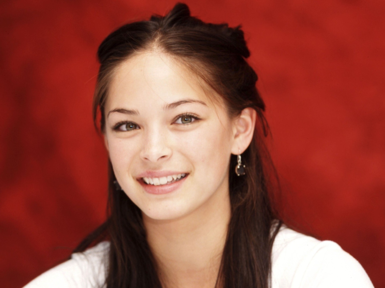 Кристин с приятной улыбкой