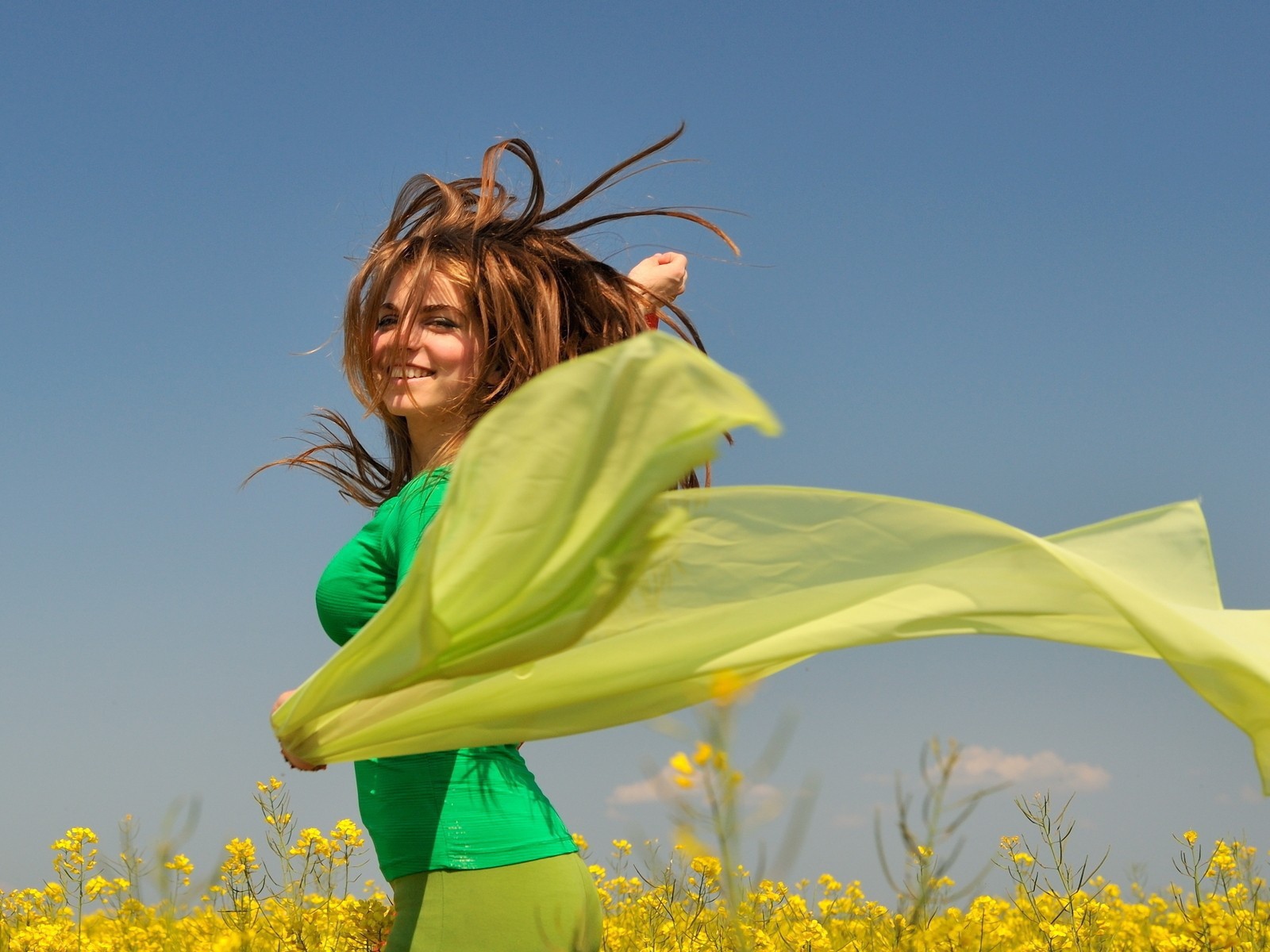 Девушка с зеленым платком