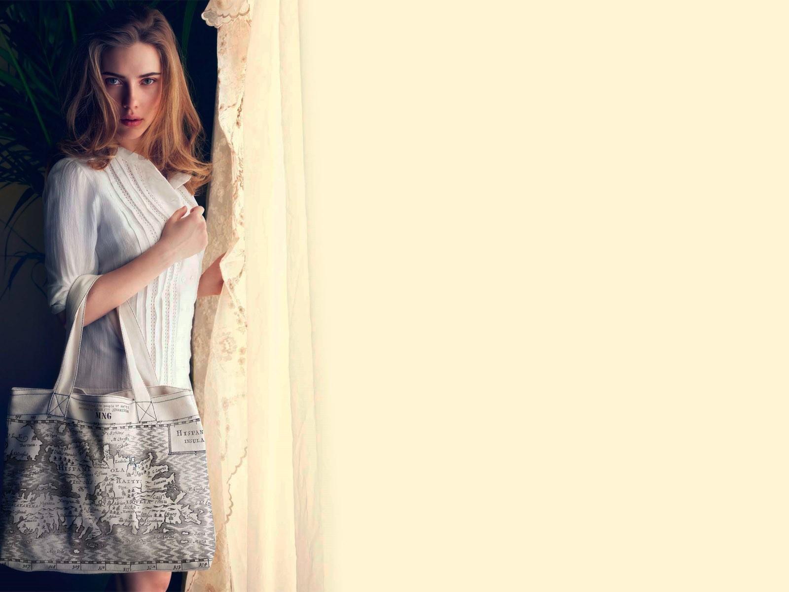 Актриса Скарлет у окна