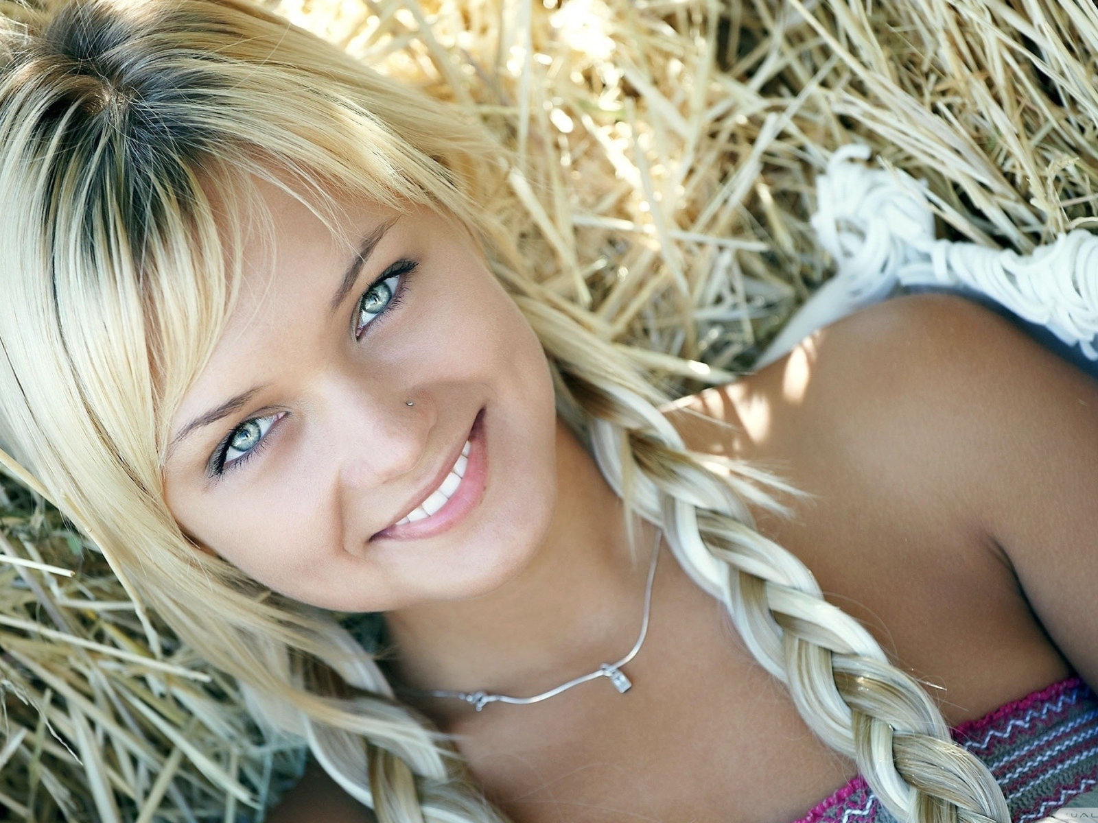 Блондинка с косичками