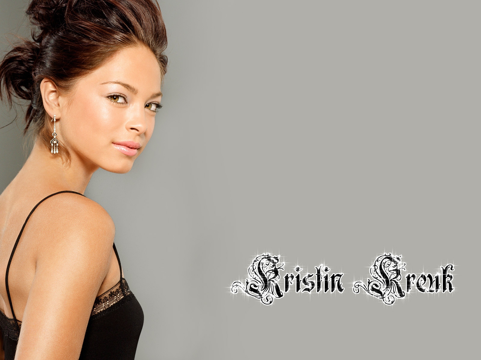 Актриса на сером фоне