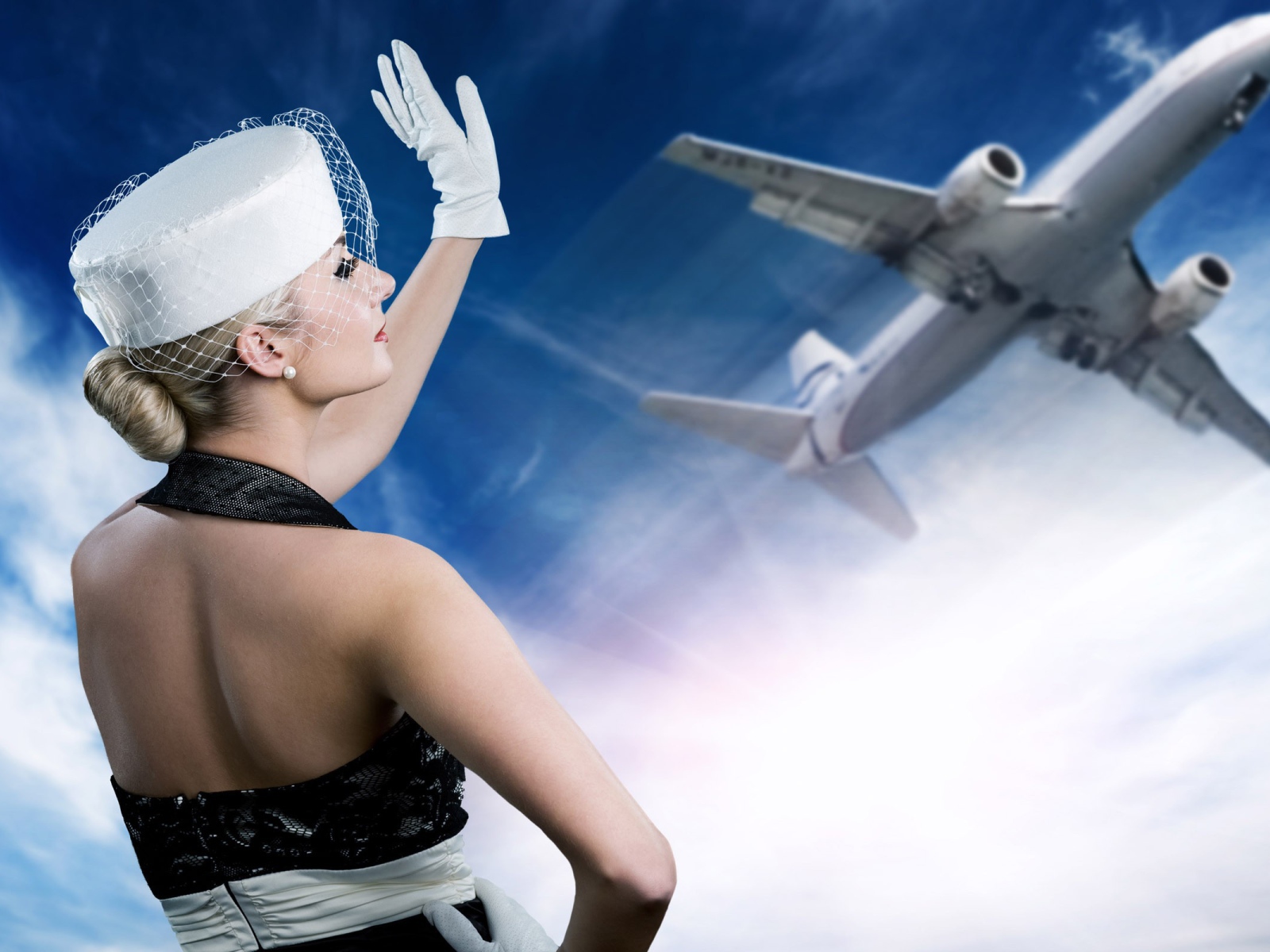 Блондинка провожает самолет