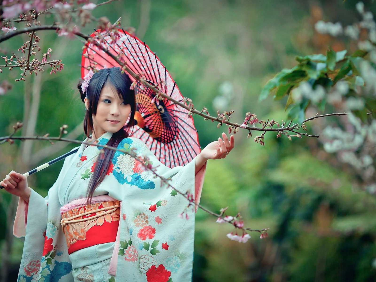 Японка в весеннем саду