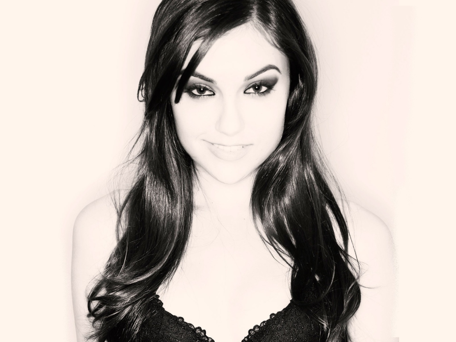 Черноволосая Саша Грей