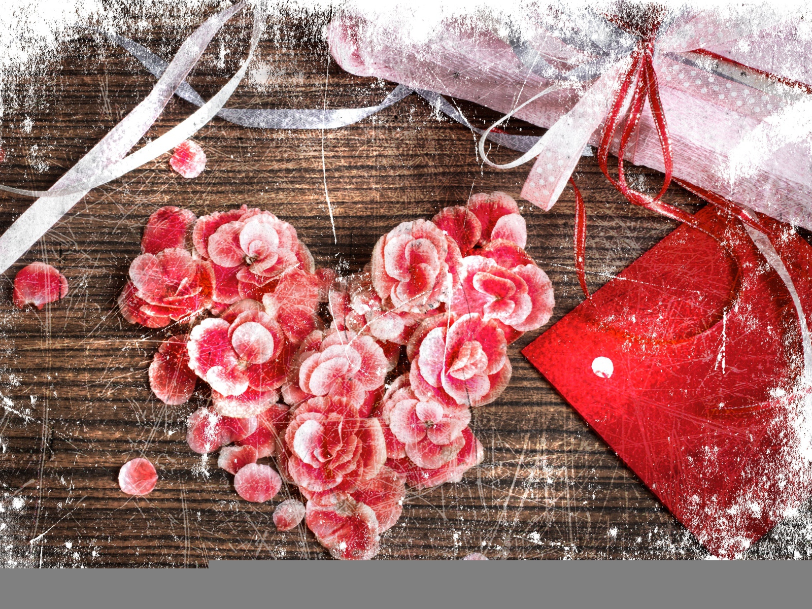 Сердечко из красных цветков