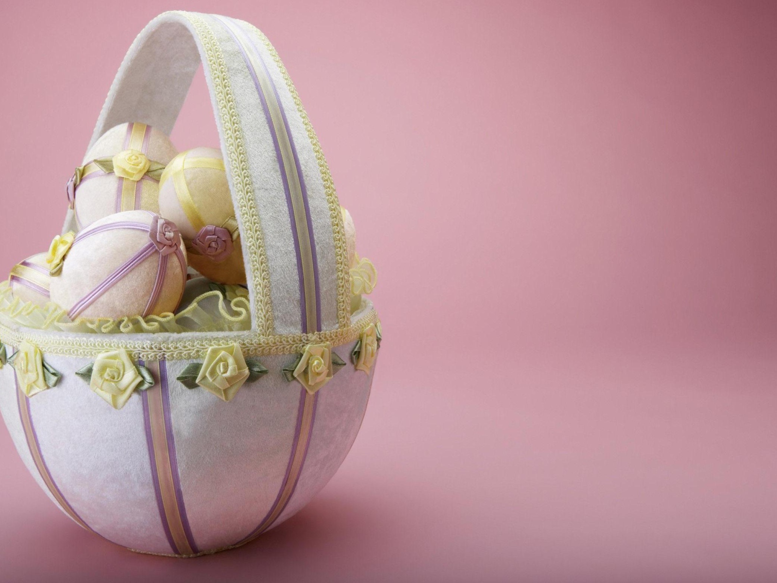 Корзина яиц на розовом фоне на Пасху