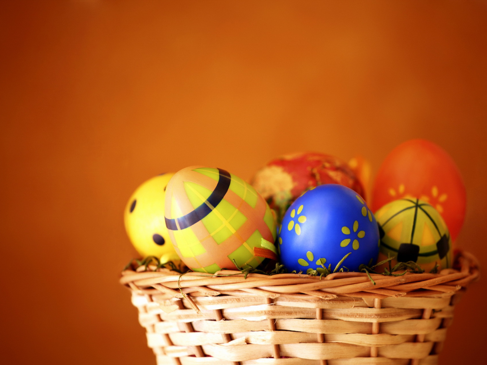 Корзина яиц на оранжевом фоне на Пасху