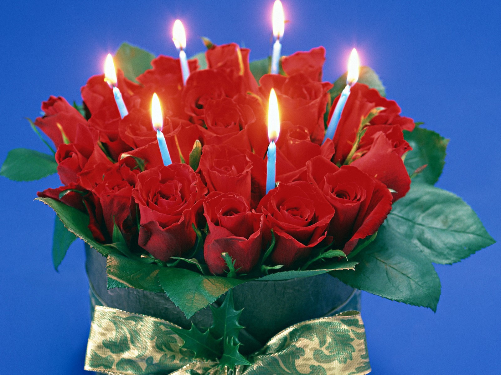 Красные розы на 8 марта со свечами