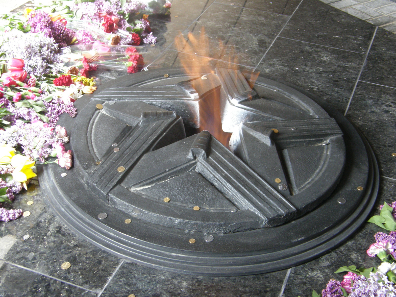 Пламя вечного огня в День Победы 9 мая