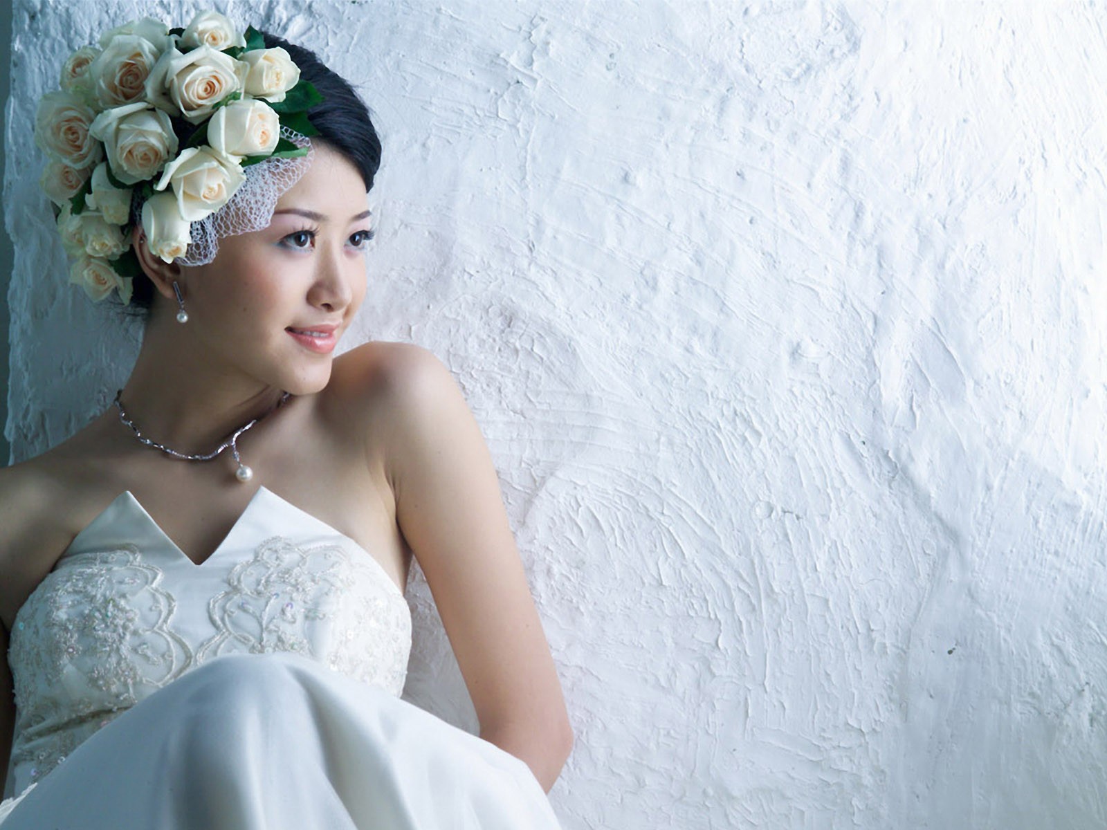 Невеста у белой стены