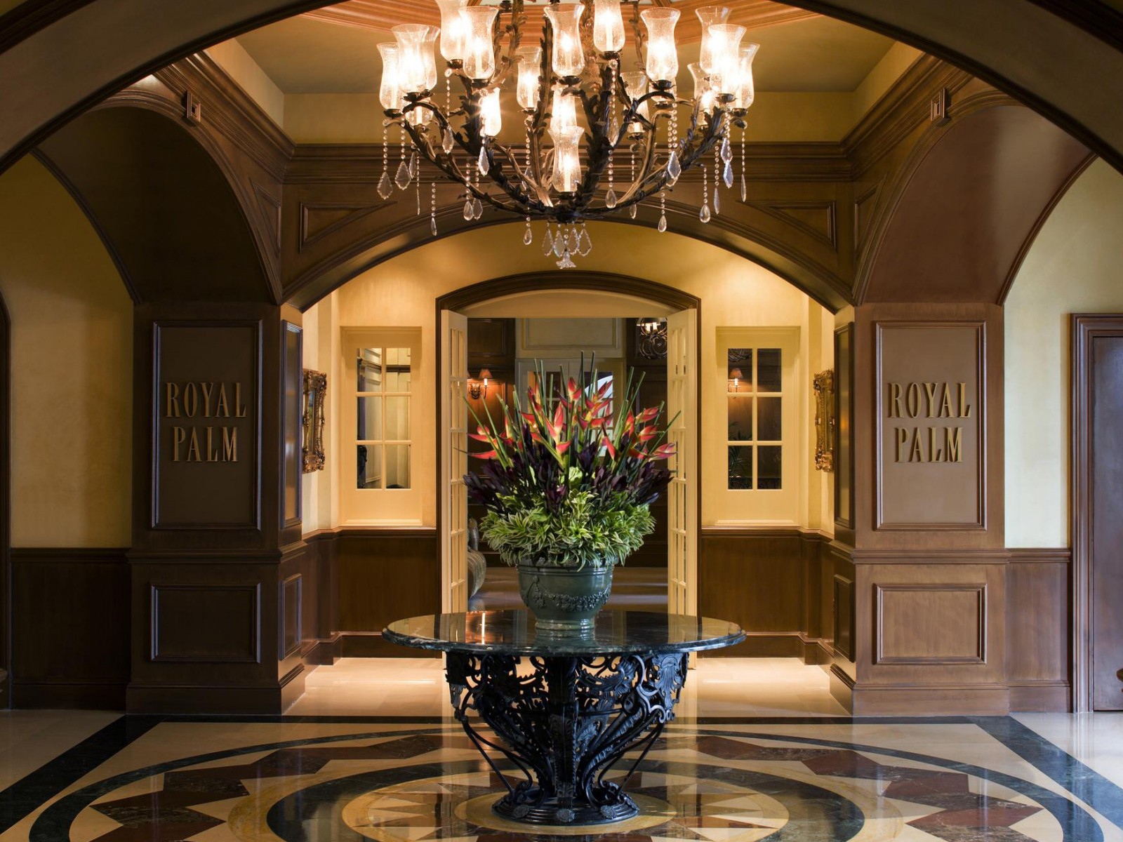 Цветы на оригинальном столе