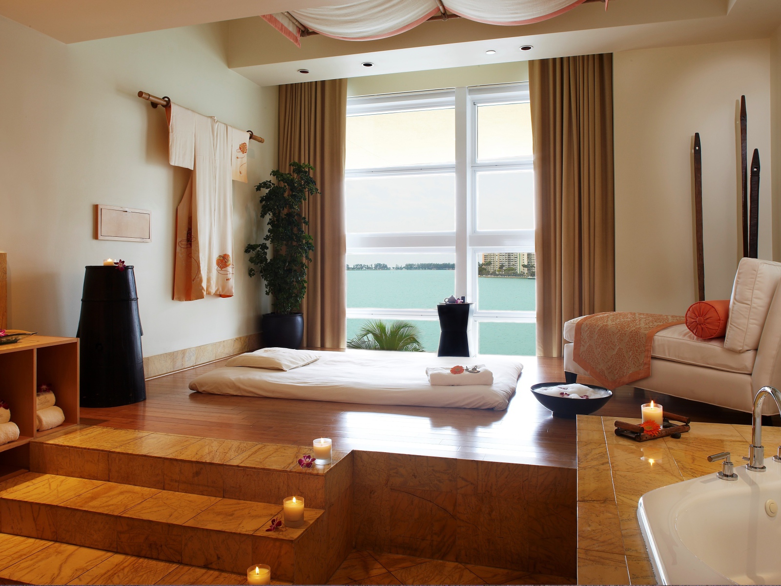 Современная спальня с видом на море