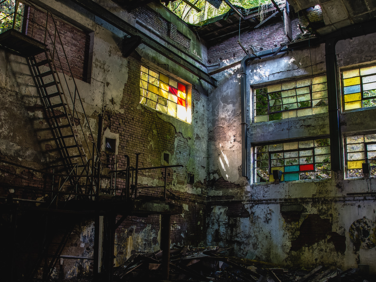 Разрушенный завод