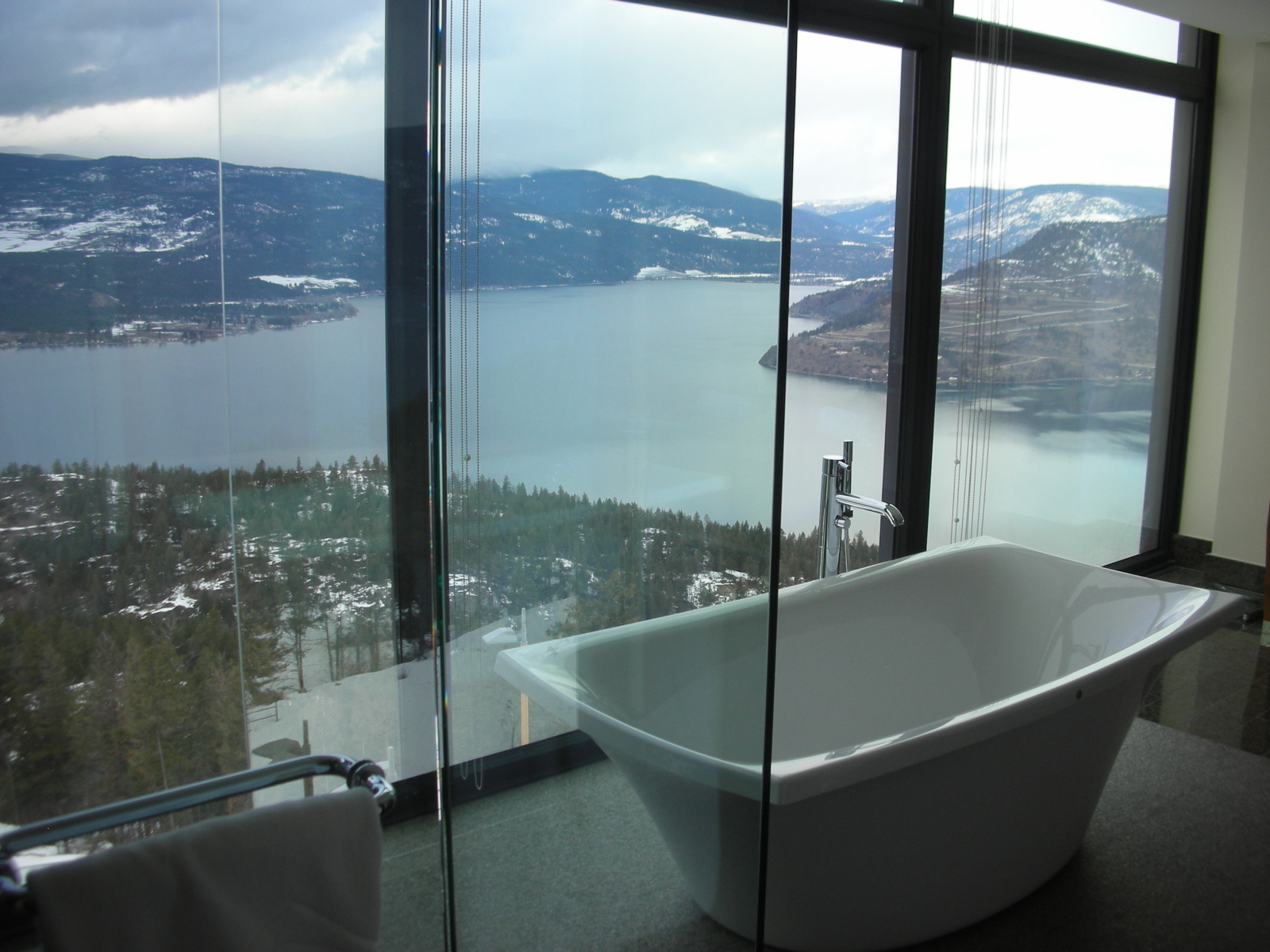 Застеклённая ванна