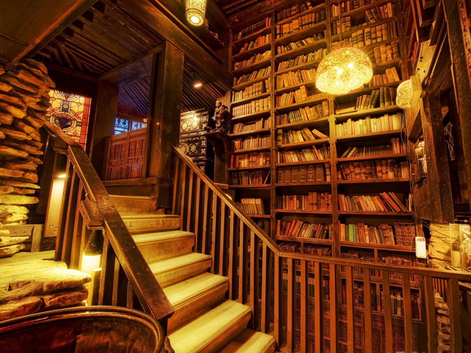 Полки с книгами в библиотеке