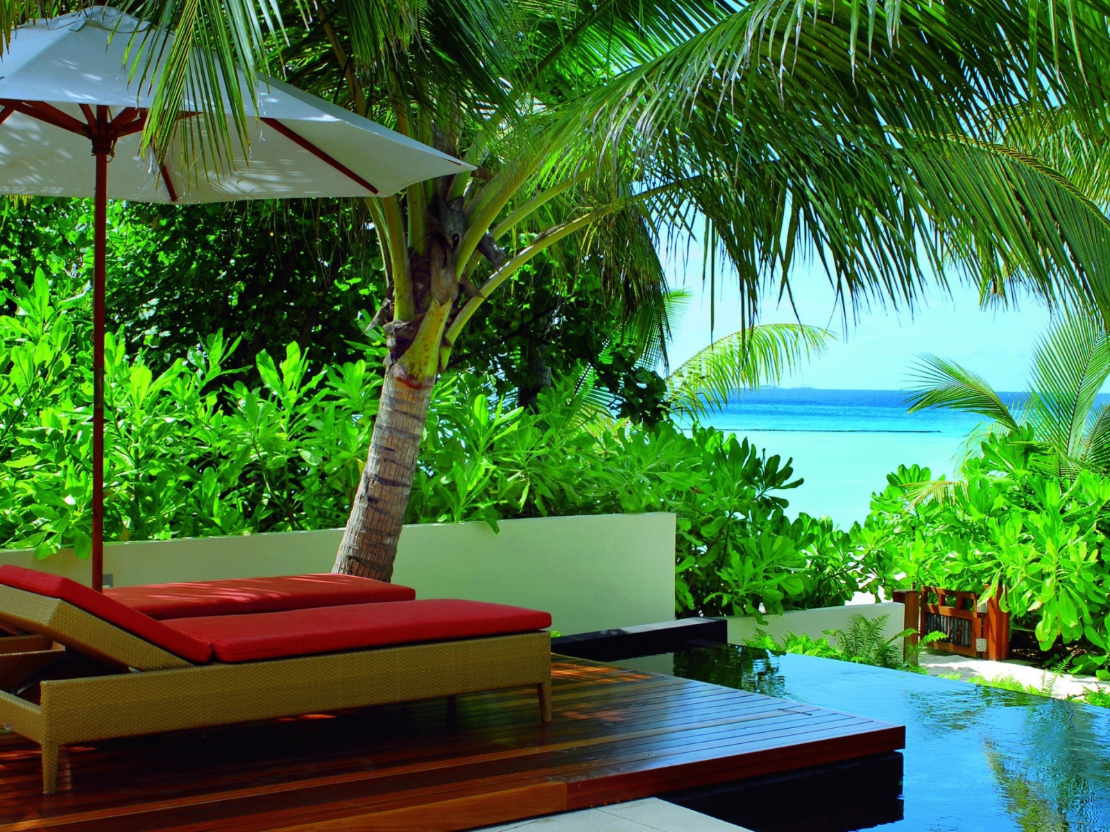 Два лежака для отдыха у моря