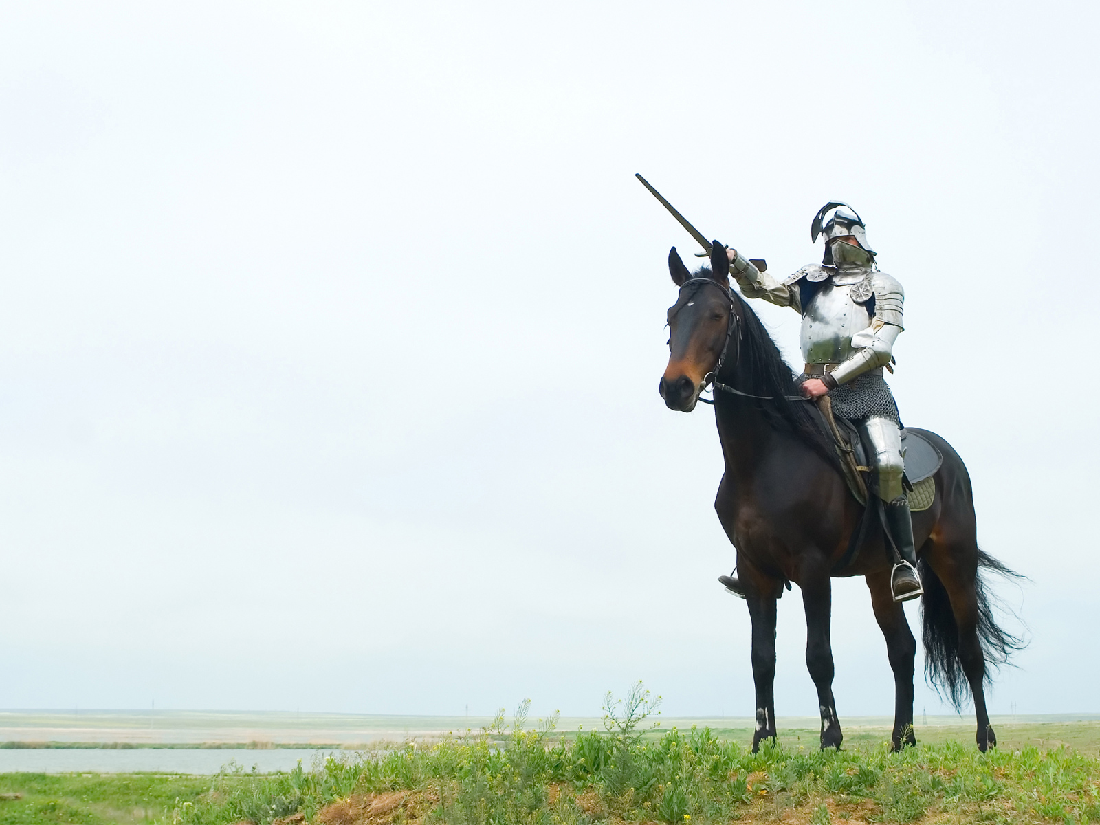 Рыцарь с мечом на лошади