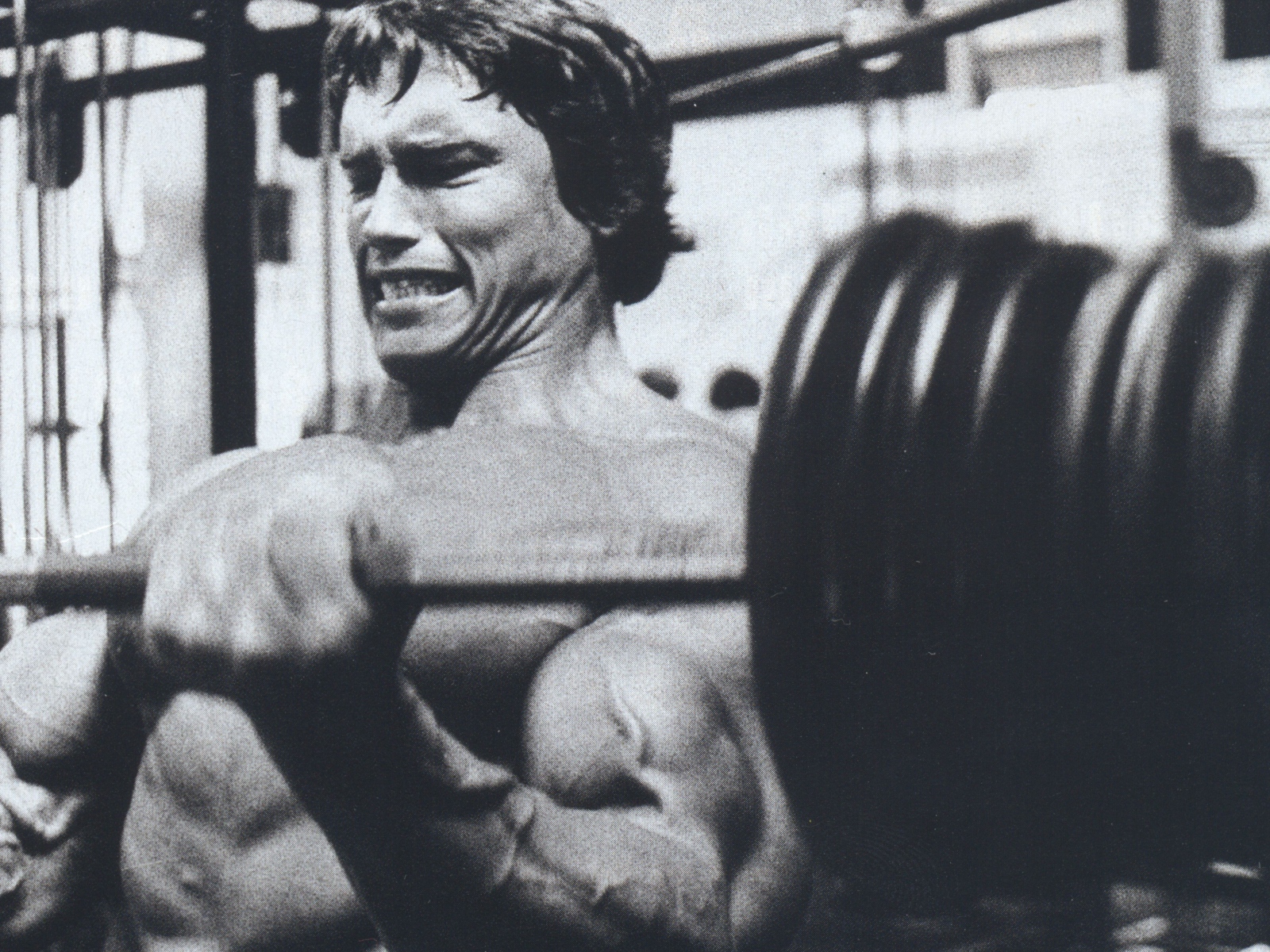 Арнольд Шварценеггер с штангой