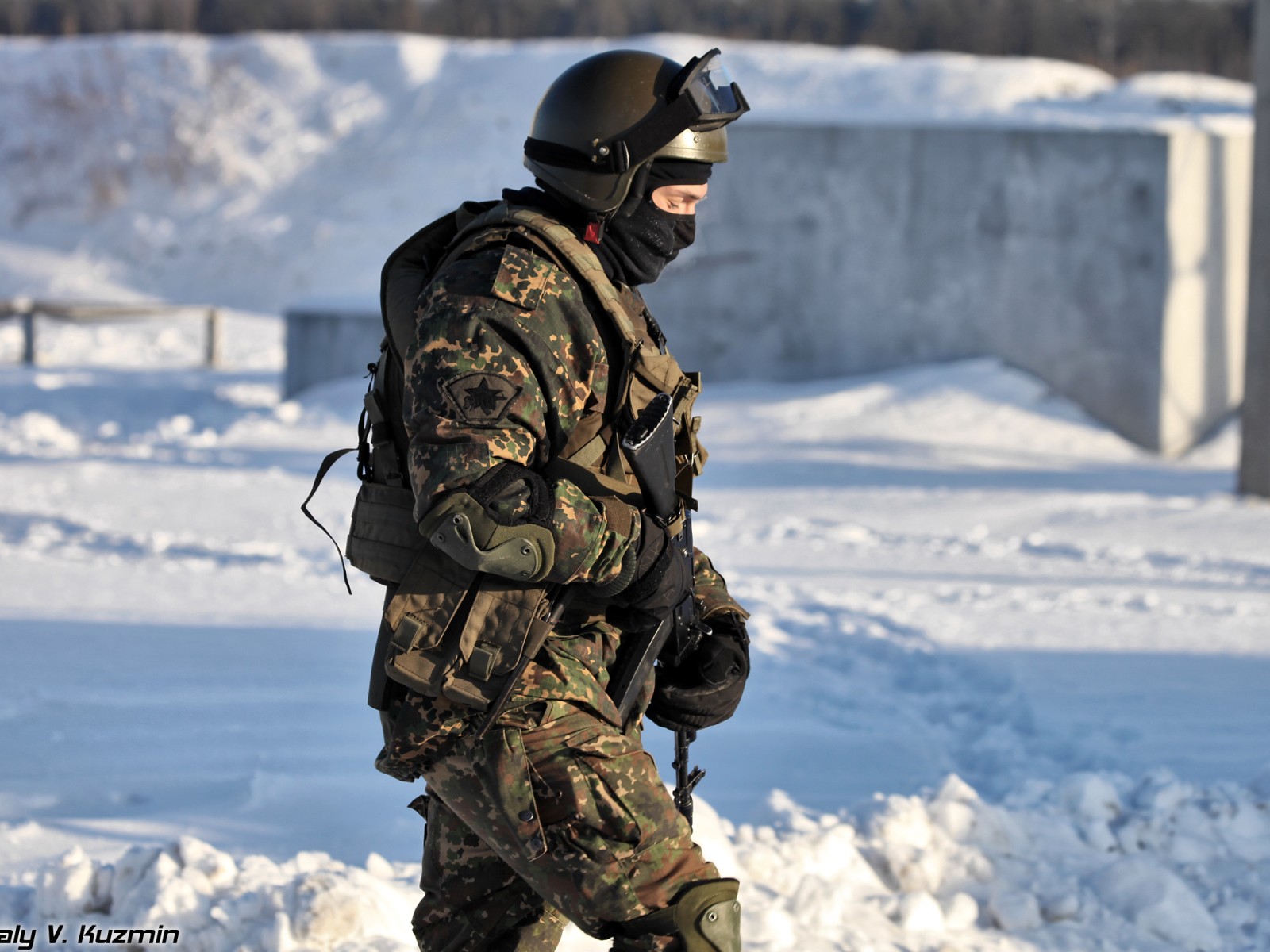Спецназовец в зимней одежде
