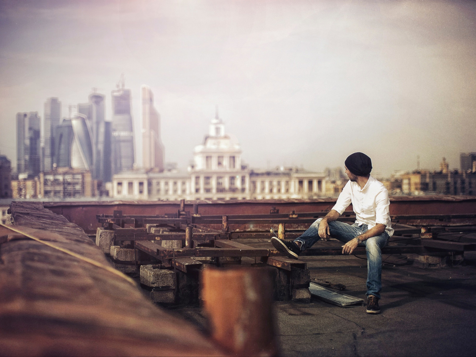 Парень смотрит на город