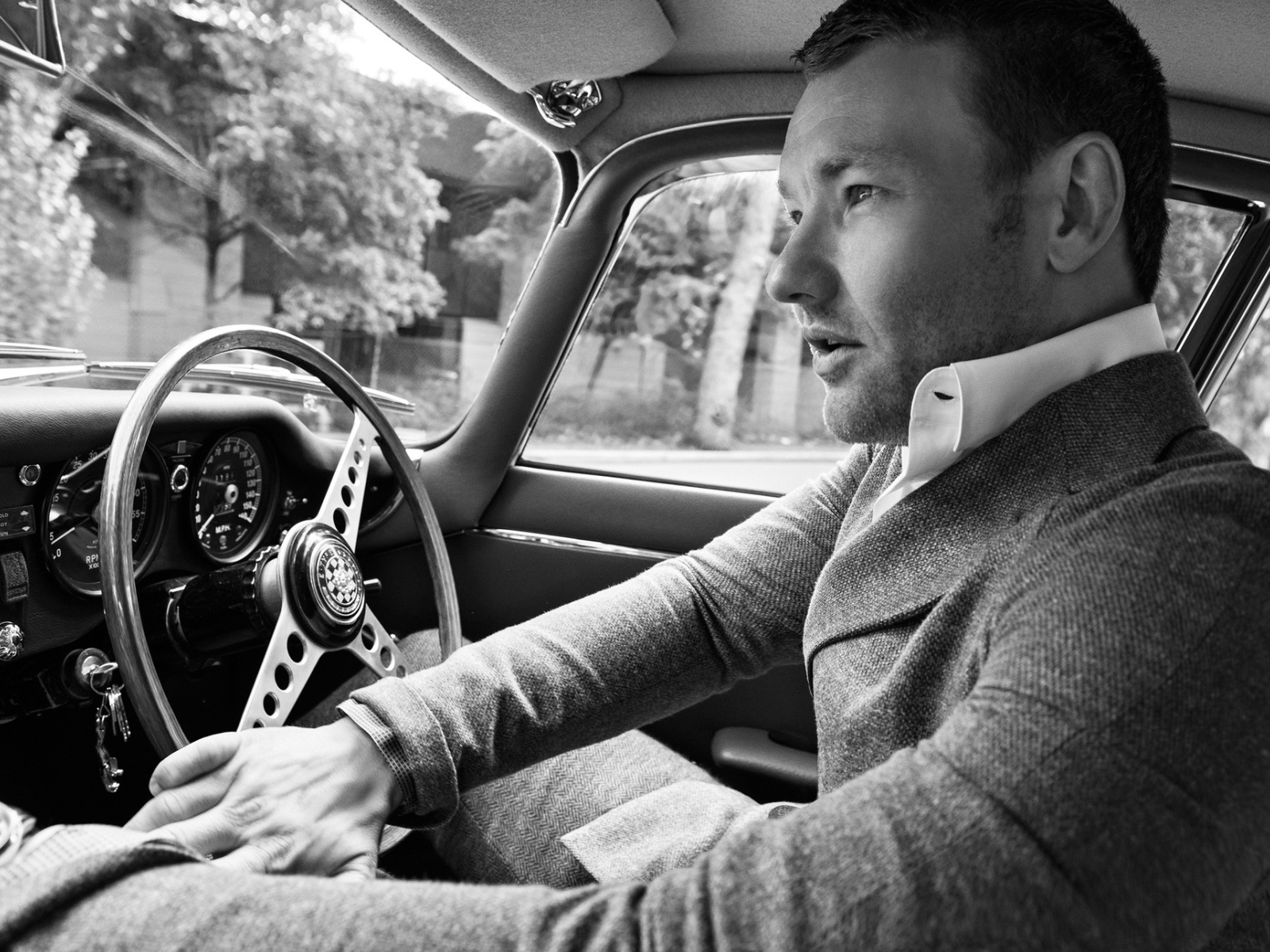 Мужчина за рулем